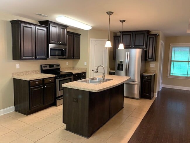 Building Photo - COMING SOON 8/8/25-BEAUTIFUL 4/2 BRICK HOM...