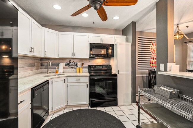 Building Photo - 5727 Biscayne Ct