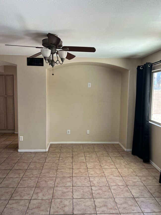 Building Photo - 1371 E 10th Pl