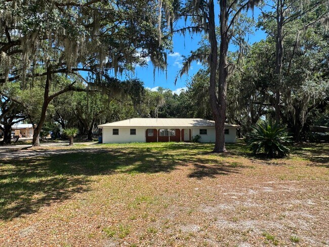 Building Photo - No HOA. Oversized 3/2 Home. NEW PHOTOS COMING SOON