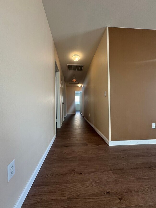 Building Photo - Eco-Friendly Home in Victorville