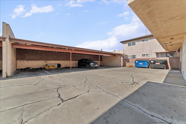 Building Photo - 4932 Lennox Blvd