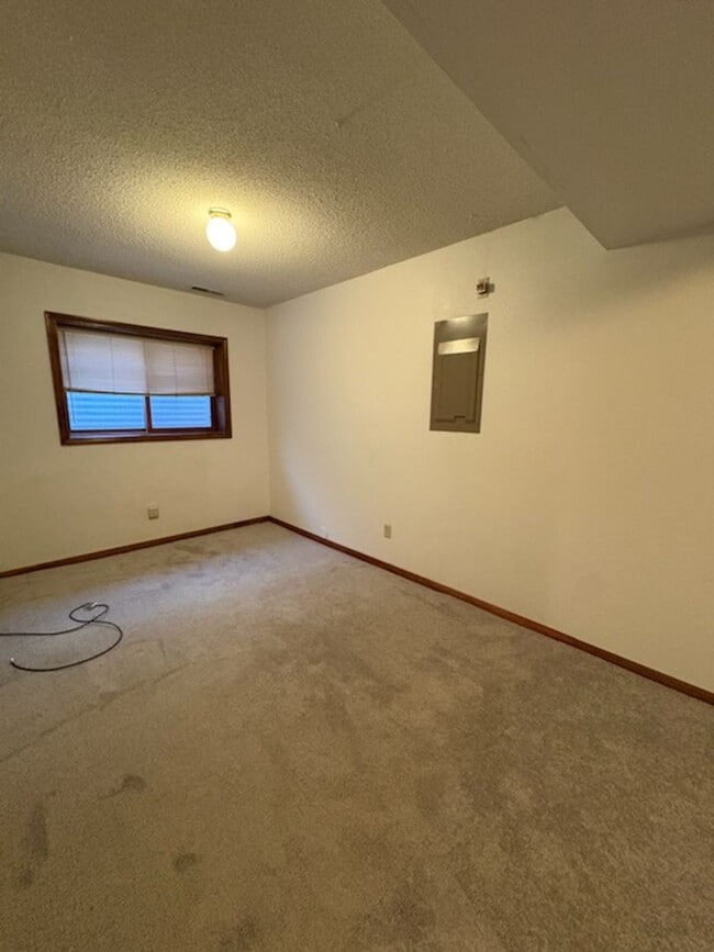 Building Photo - 3 BEDROOM | 2 BATH | DUPLEX | WEST