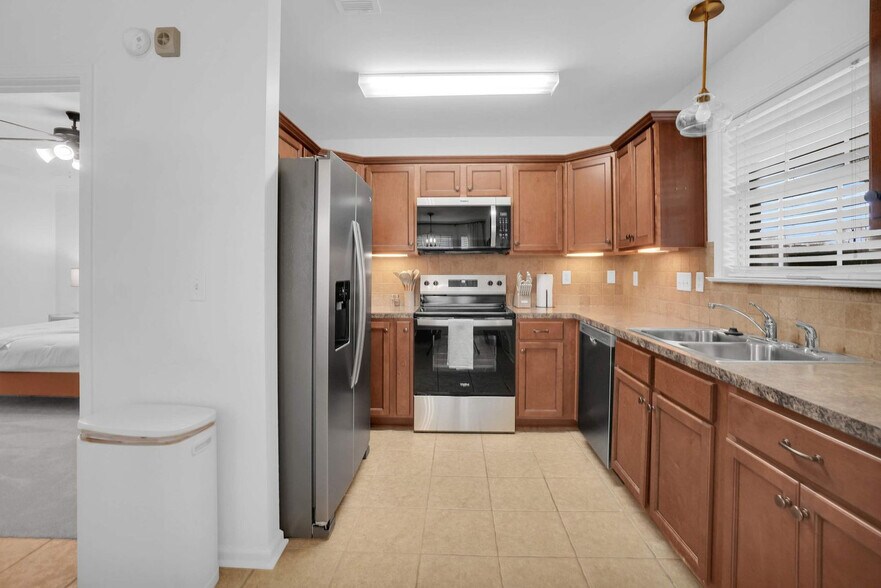 Building Photo - 8261 Dison Dr