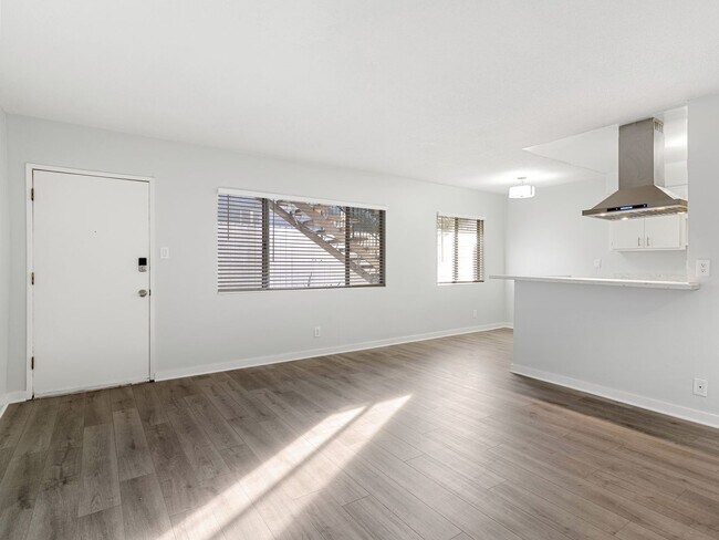 Building Photo - 1121 Daisy Avenue