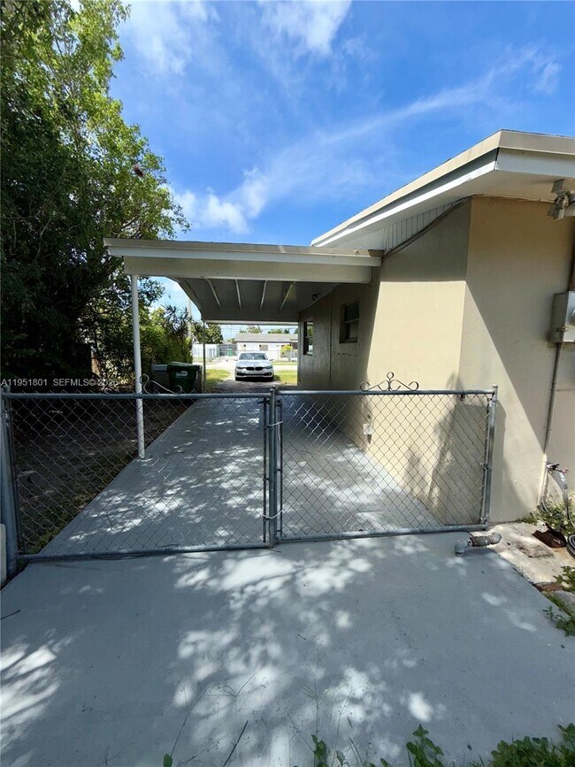 Building Photo - 9810 SW 165th Terrace