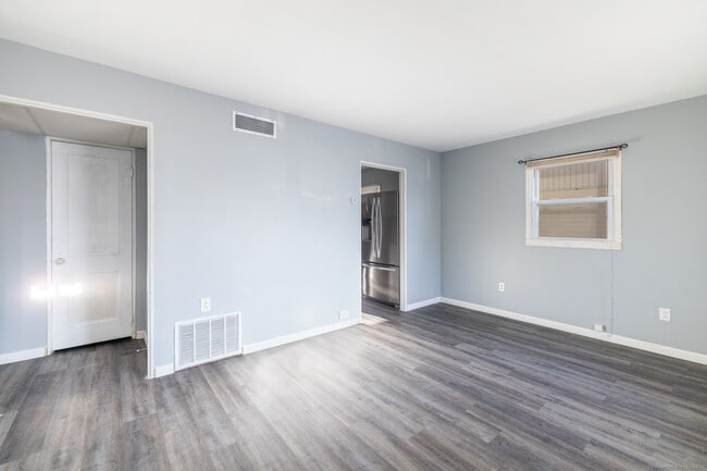 Building Photo - 322 New Litchfield St