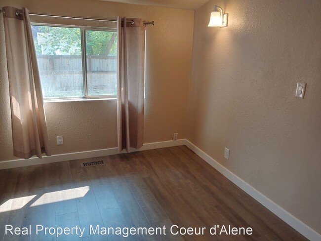 Building Photo - 3 br, 1 bath House - 1706 E Front St.