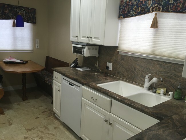 Kitchen & Breakfast Nook - 844 N Laurel Ave