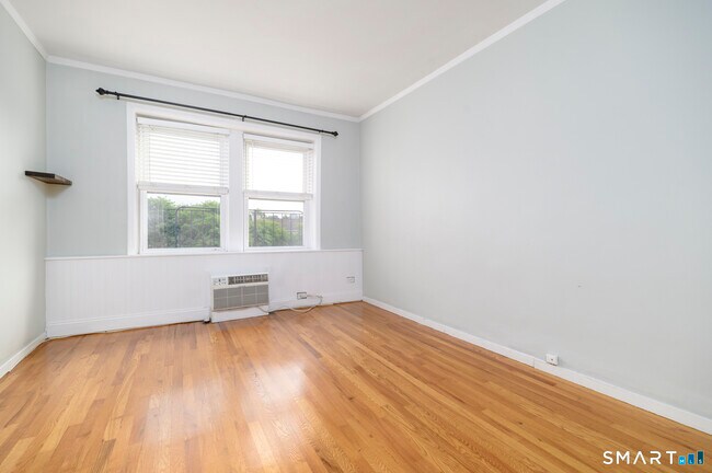 Building Photo - 136 Woodside Green