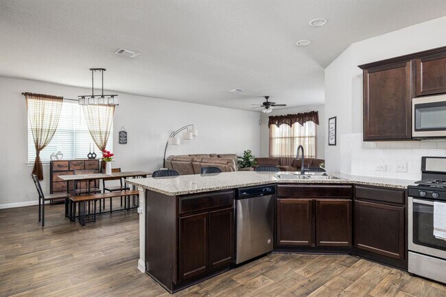 Building Photo - 708 Quarton Dr