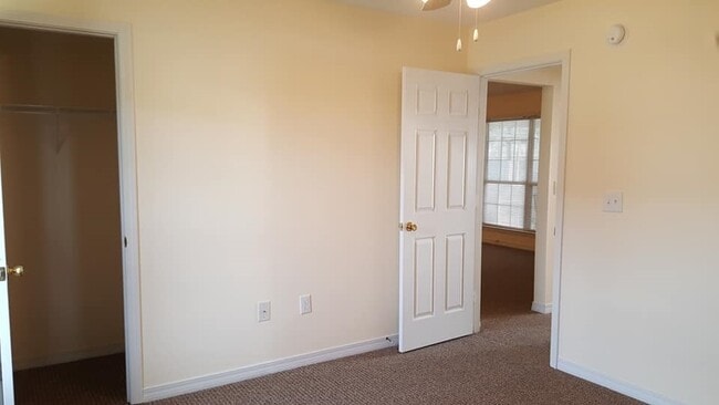 Building Photo - 502 Meadow Ln