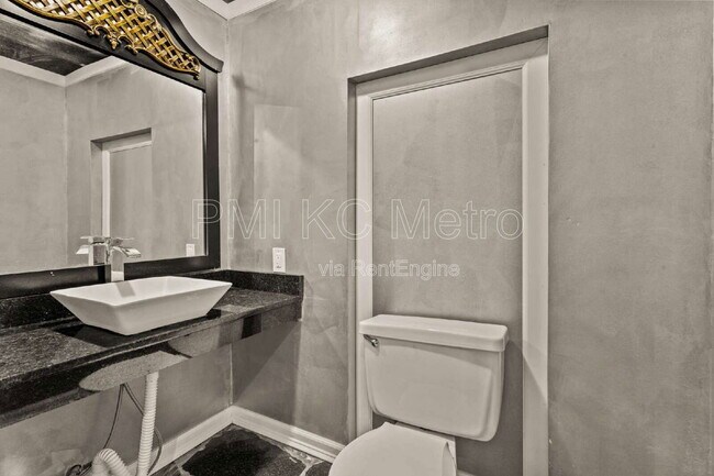 Building Photo - 824 SE 11 Terrace