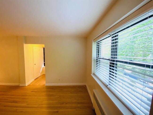 Building Photo - 295 York St