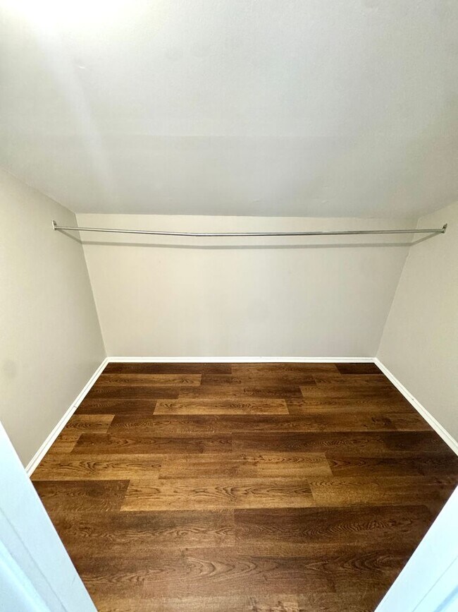 Building Photo - THREE BEDROOM TOWNHOME-PARKLAND SCHOOLS!