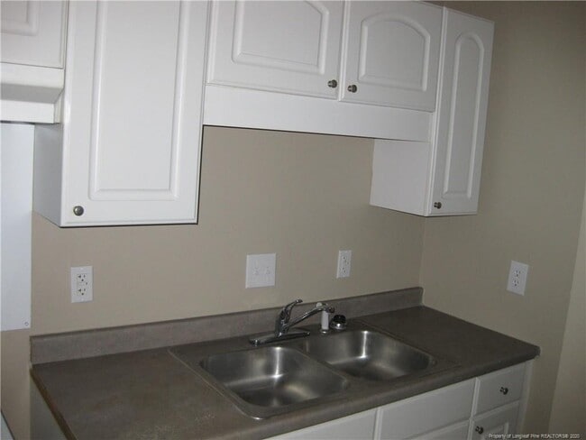 Building Photo - 1511 Fort Bragg Rd