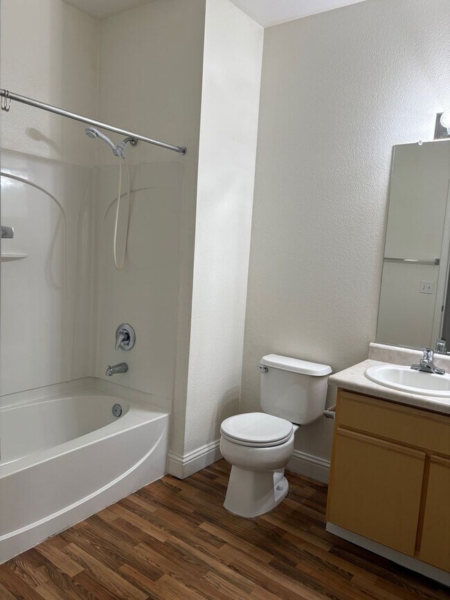 Building Photo - 2 Bedroom 2 Bath Condo