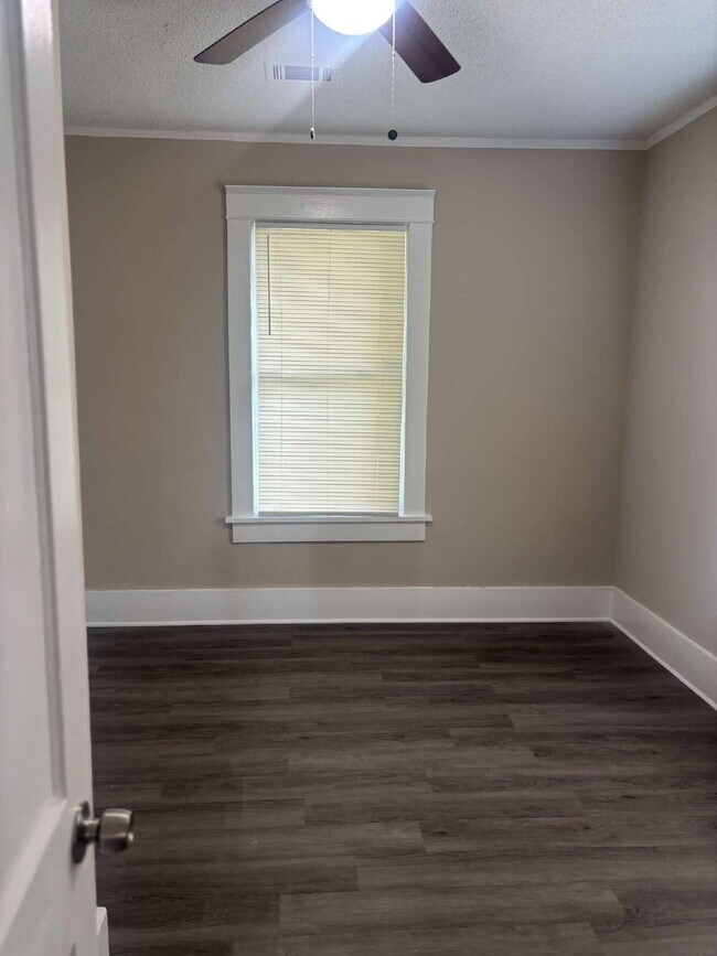 Building Photo - "Charming 3-Bedroom Home with Gleaming Hardwood Floors in Vibrant Memphis Neighborhood!"