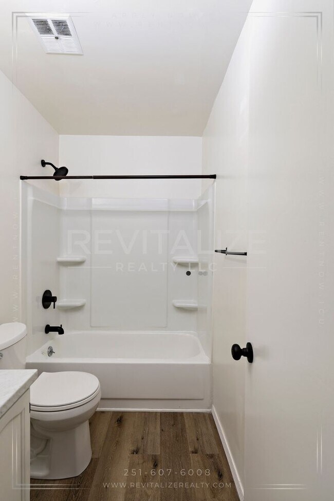 Building Photo - Beautifully Updated 3BR / 2BA in West Mobile with Private Courtyard