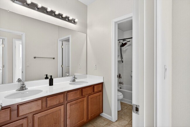 Building Photo - Beautiful Upgraded Townhome: 1,676 sqft, 2-Car Garage + Iron Horse Trail Access