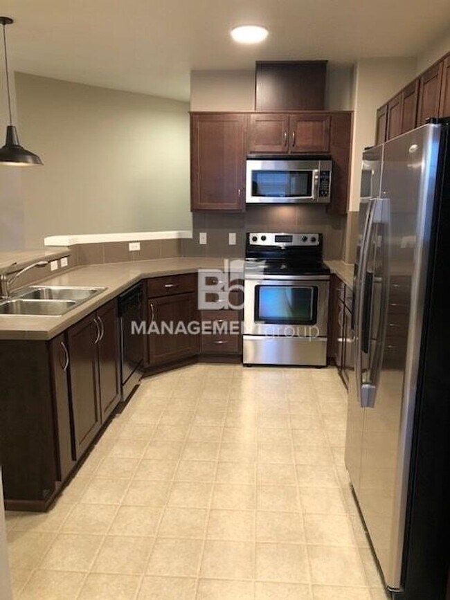 Building Photo - Light & Bright Timberland Condo in NW Portland MUST SEE!!! Garage Included