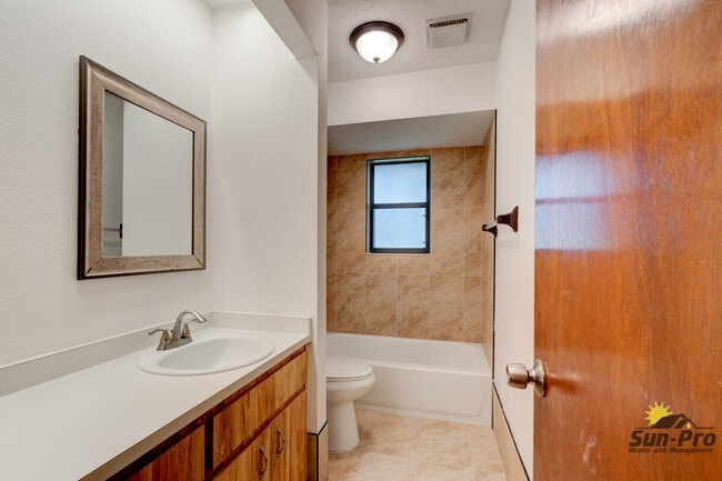 Building Photo - 2025 Willow Oak Dr