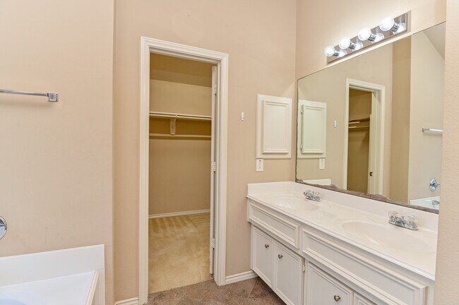 Building Photo - 2106 Castle Gardens Ln