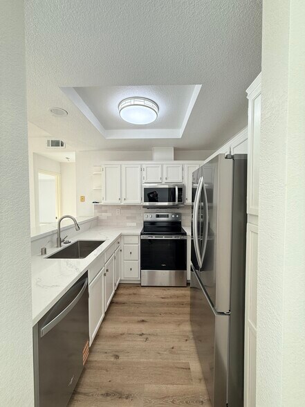 Building Photo - 1701 Parkview Green Cir