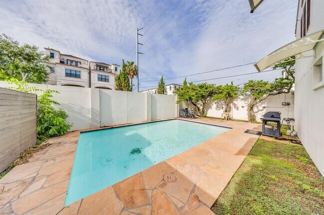 Building Photo - 2819 Bering Dr