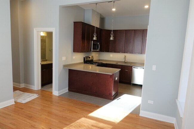 Building Photo - 2350 W Belle Plaine Ave