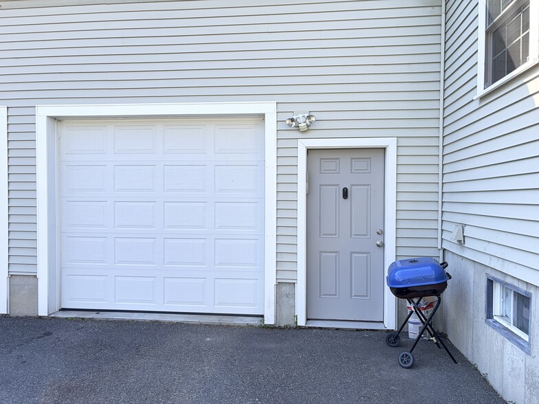 1 car garage - 19 School St