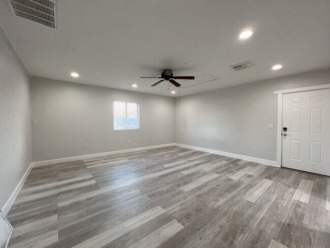 Building Photo - REMODELED 3 BEDROOM PLUS BONUS ROOM/BEDROOM. GREAT BACKYARD