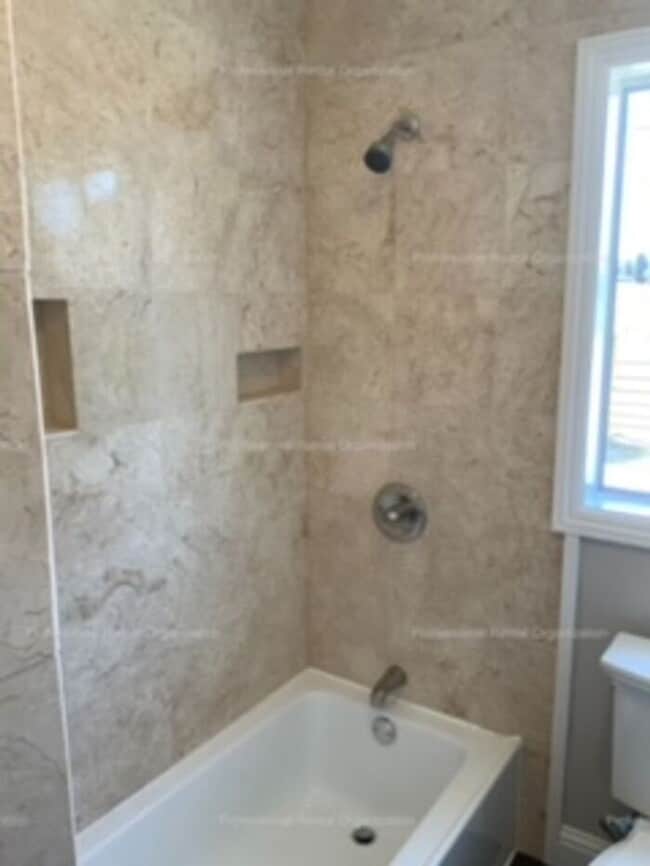 Building Photo - Country property minutes from downtown Pet...