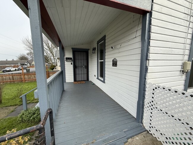 Building Photo - 1321 SE Mill St