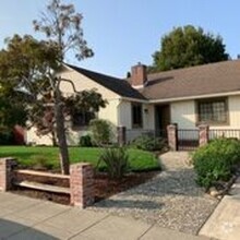 Building Photo - Indoor/outdoor living, spacious 4/2 on a q...