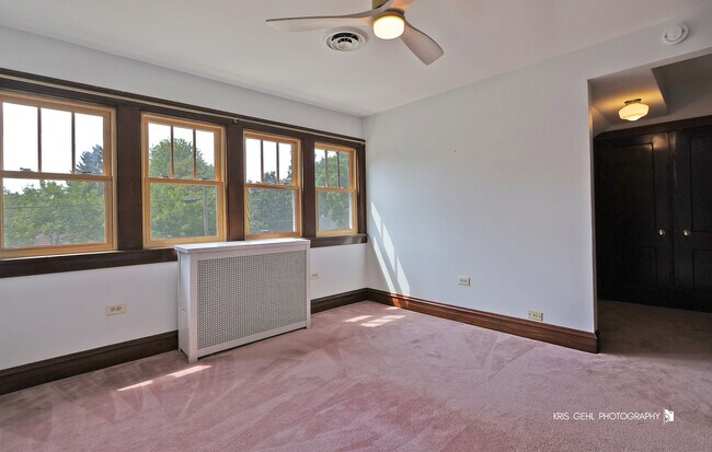 Building Photo - 324 W Slade St