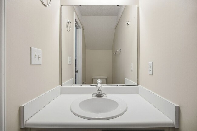 Building Photo - Beautiful End-Unit Townhome with Fresh Updates in Convenient Raleigh Location!