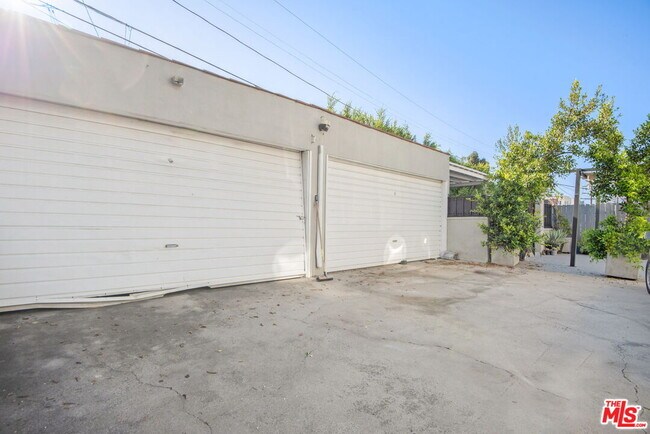 Building Photo - 1121 S Orange Dr