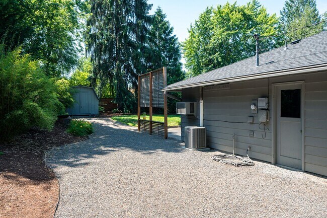 Building Photo - Charming Mid-Century Home in Lake Oswego S...