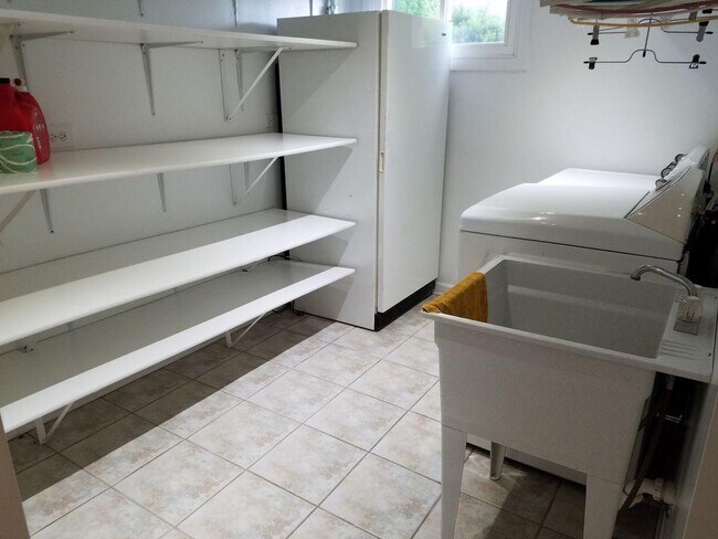 Building Photo - 2626 Pauline Ave