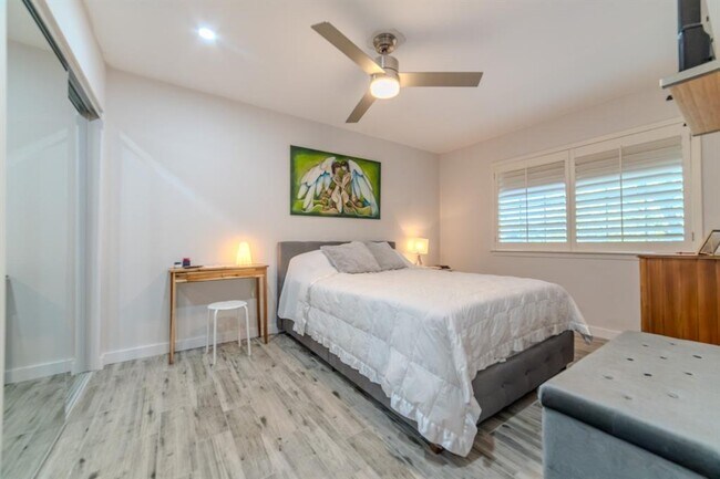 Building Photo - 1015 E Yager Ln