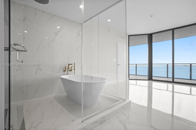 Building Photo - 700 NE 24th St