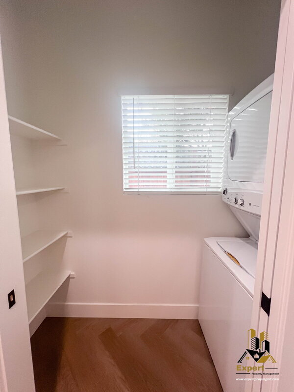 Building Photo - 125 B St