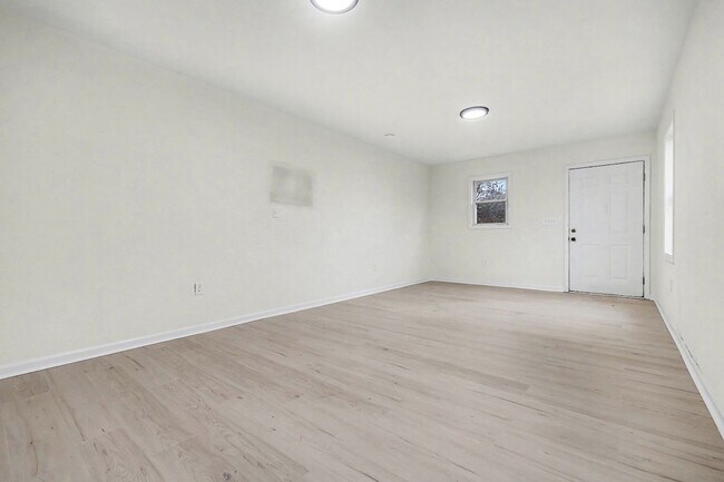 Building Photo - Two Bedroom Two Bathroom House with office and upstairs bonus room!   Fenced Yard!  Dogs Welcome!