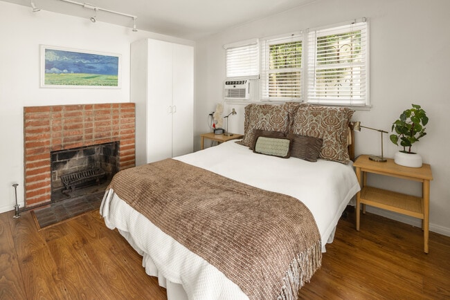 Building Photo - 1116 S La Jolla Ave