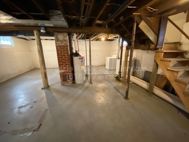 Building Photo - 750 Watkins St SE