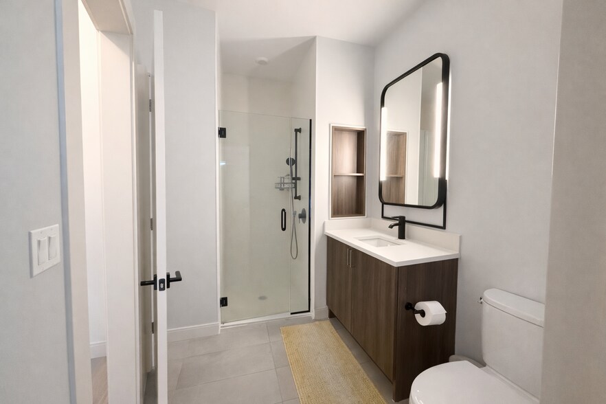 Building Photo - 948 W Sunnyside Ave