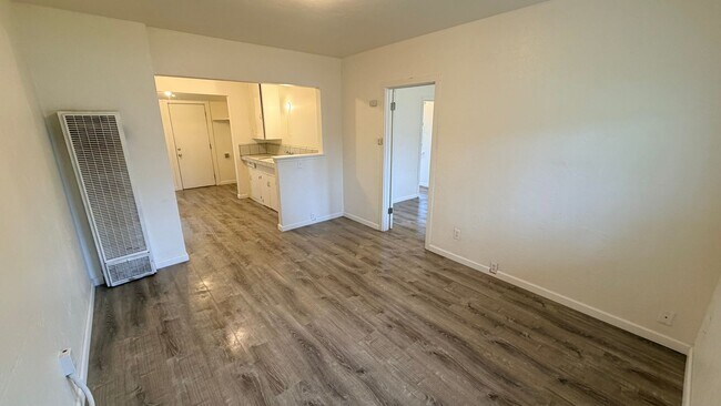 Building Photo - 924 E Yosemite Ave