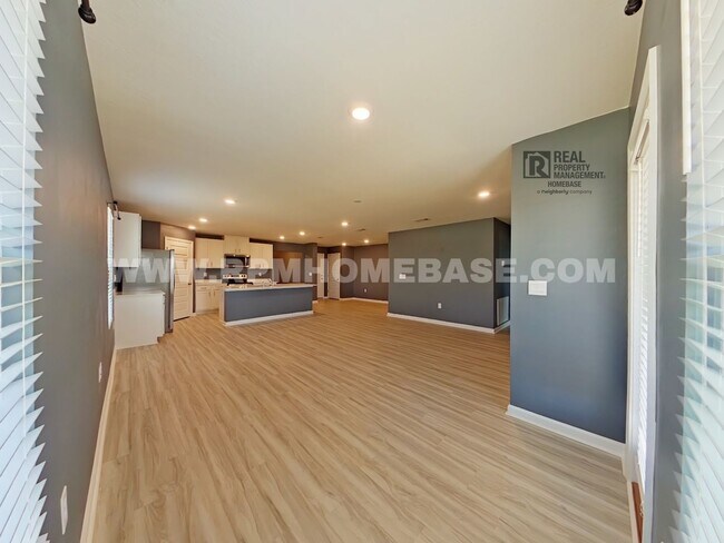 Building Photo - Spacious 5-Bed/3-Bath in Silver Lake Village | Pet Friendly!