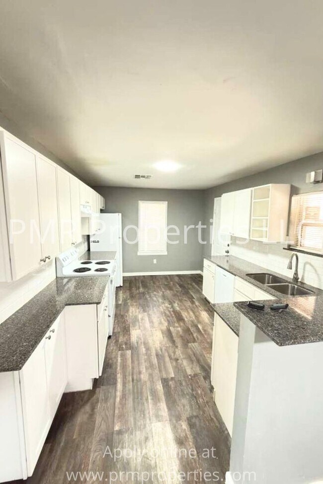 Building Photo - 4 Bedrooms / 2.5 Bathrooms House